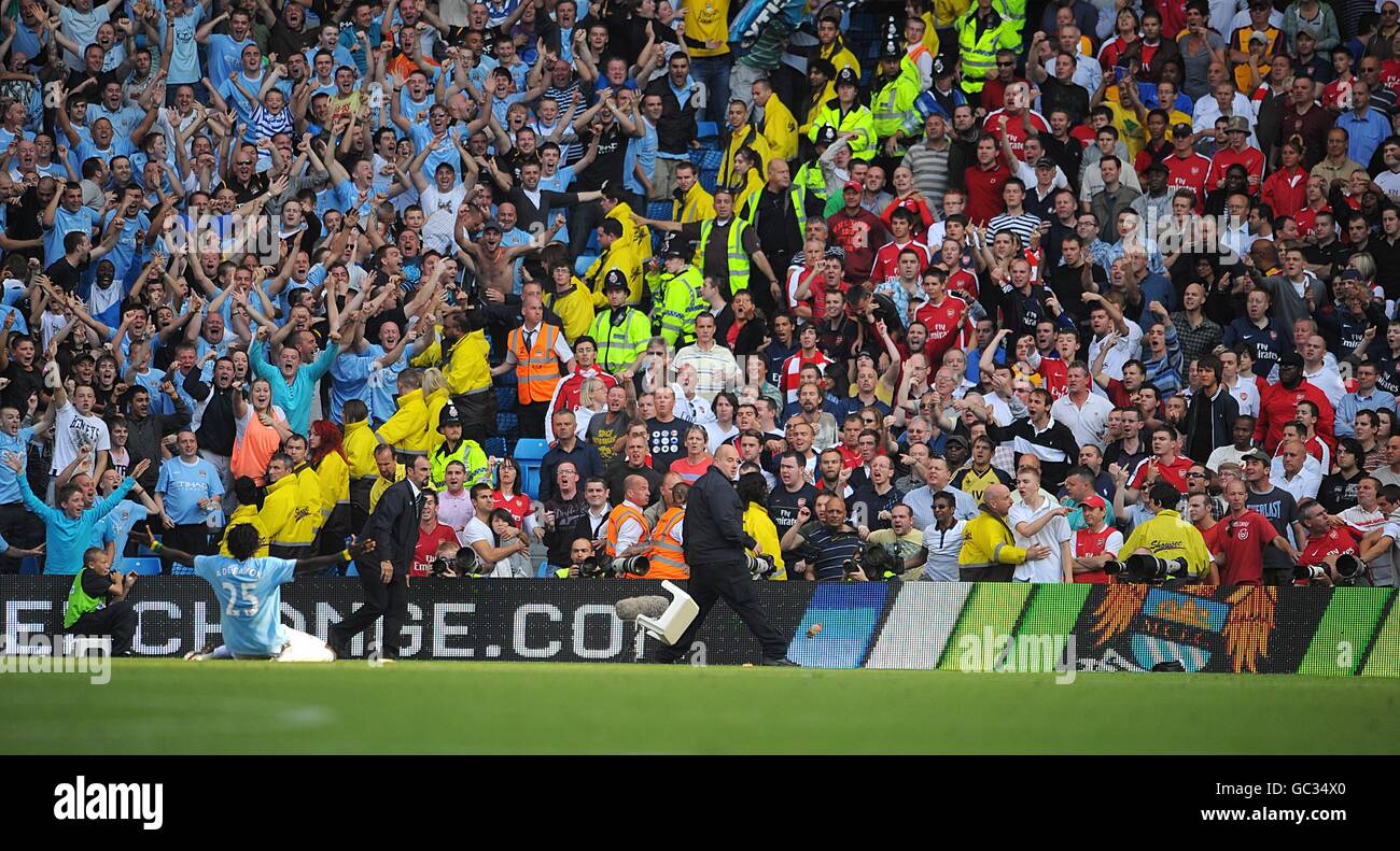 Emmanuel Adebayor di Manchester City celebra il punteggio davanti al Tifosi  dell'Arsenal Foto stock - Alamy