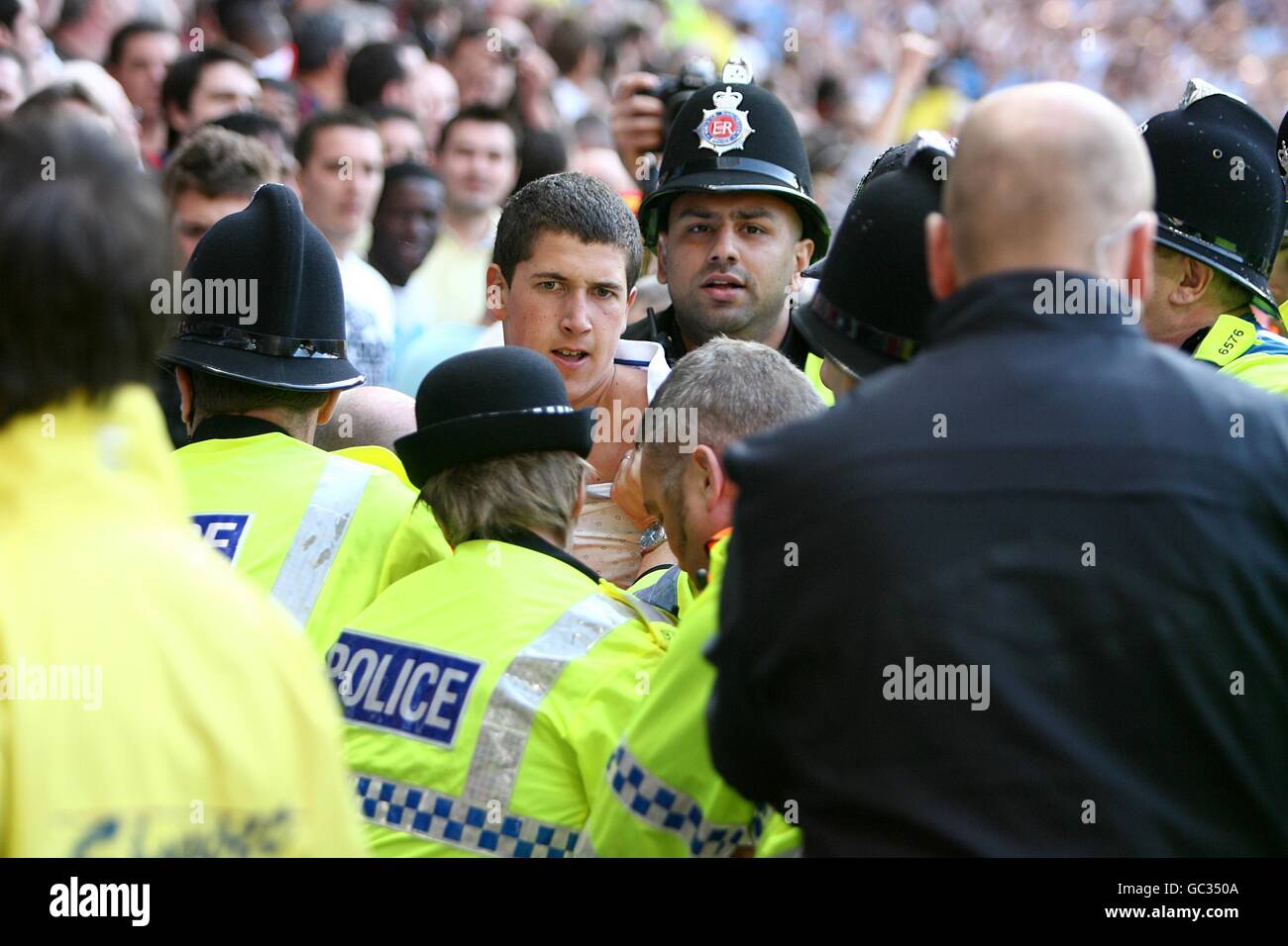 Calcio - Barclays Premier League - Manchester City v Arsenal - City of Manchester Stadium. La polizia respina i tifosi nelle tribune Foto Stock