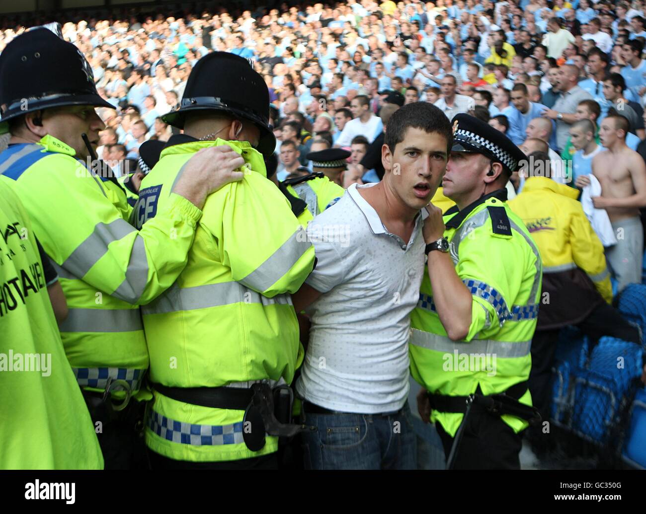Calcio - Barclays Premier League - Manchester City v Arsenal - City of Manchester Stadium. La polizia respina i tifosi nelle tribune Foto Stock