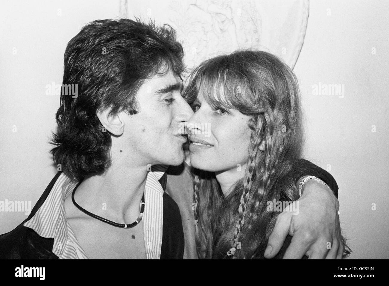 Gary Holton, 30, cantante principale della band punk Heavey Metal Kids e attore della pluripremiata serie ITV "Auf Wiedersehen PET", con la sua ragazza Susan Harrison. Hanno due figli. Foto Stock