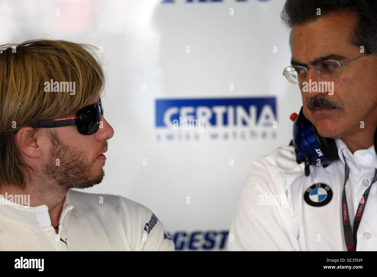 La BMW Sauber di Nick Heidfeld (a sinistra) con il direttore della BMW Motorsport Mario Theissen, ai box durante le prime prove sul circuito di Monza, Italia Foto Stock