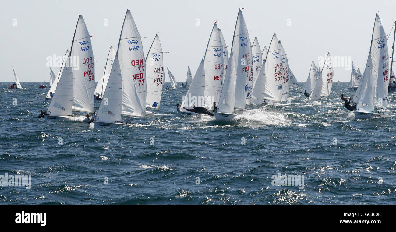 La flotta maschile 470 470 si allontana dalla partenza durante la Skandia Sail per la Regata d'Oro sul canale di Englsih. Foto Stock