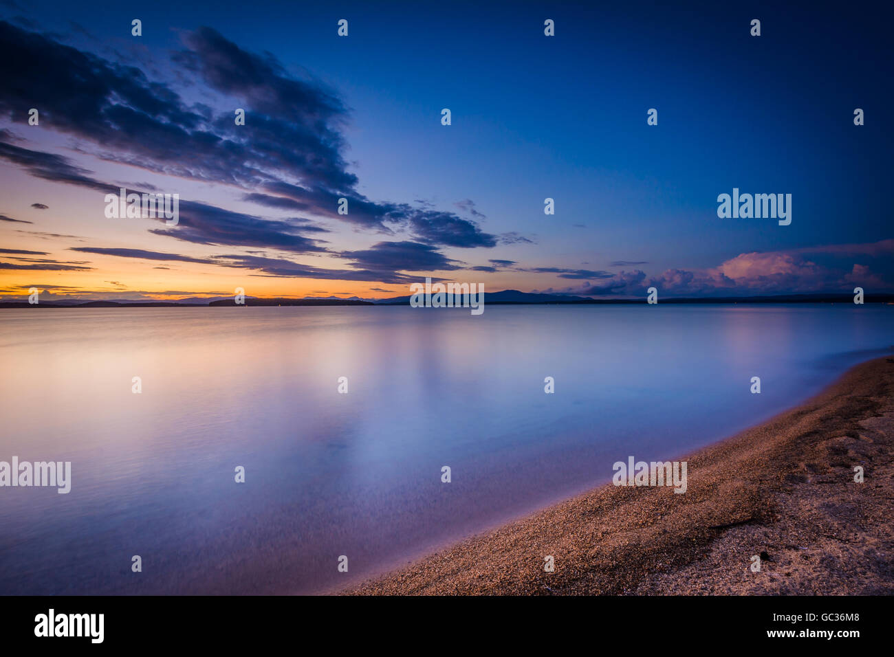 La sponda del lago Winnipesaukee al tramonto, a Ellacoya parco statale, in Laconia, New Hampshire. Foto Stock