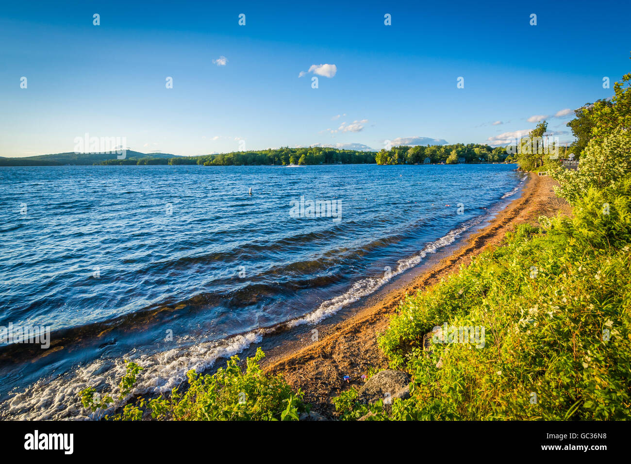 La sponda del lago Waukewan, in Merideth, New Hampshire. Foto Stock