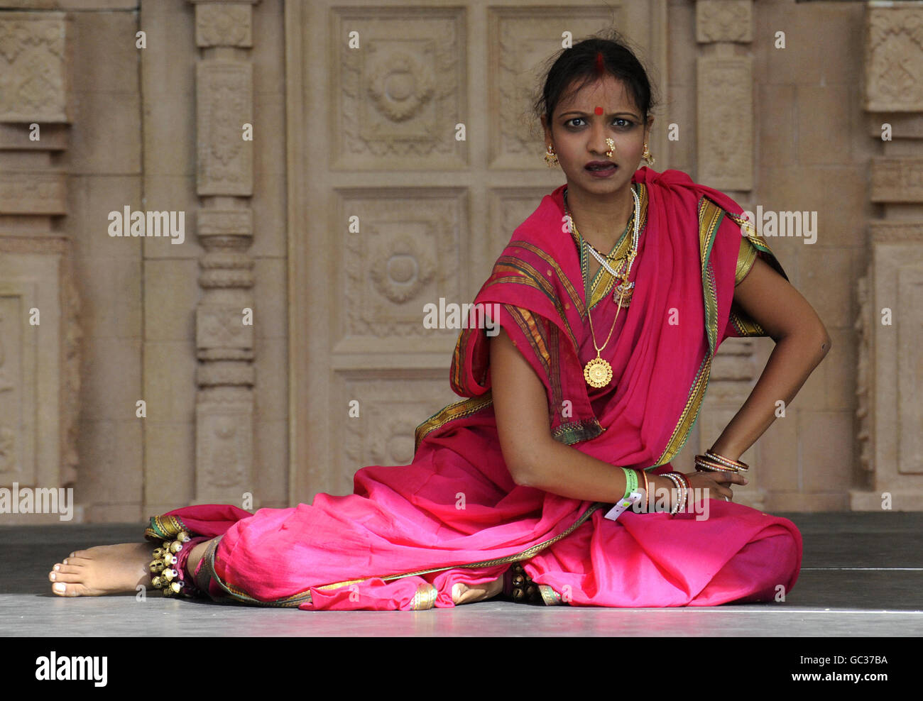 Un ballerino del gruppo di danza indiana Dhyanadhara si esibisce dal vivo sul palco durante il Village India & Experience Gujarat, tenuto presso la De Montfort Hall di Leicester. Foto Stock