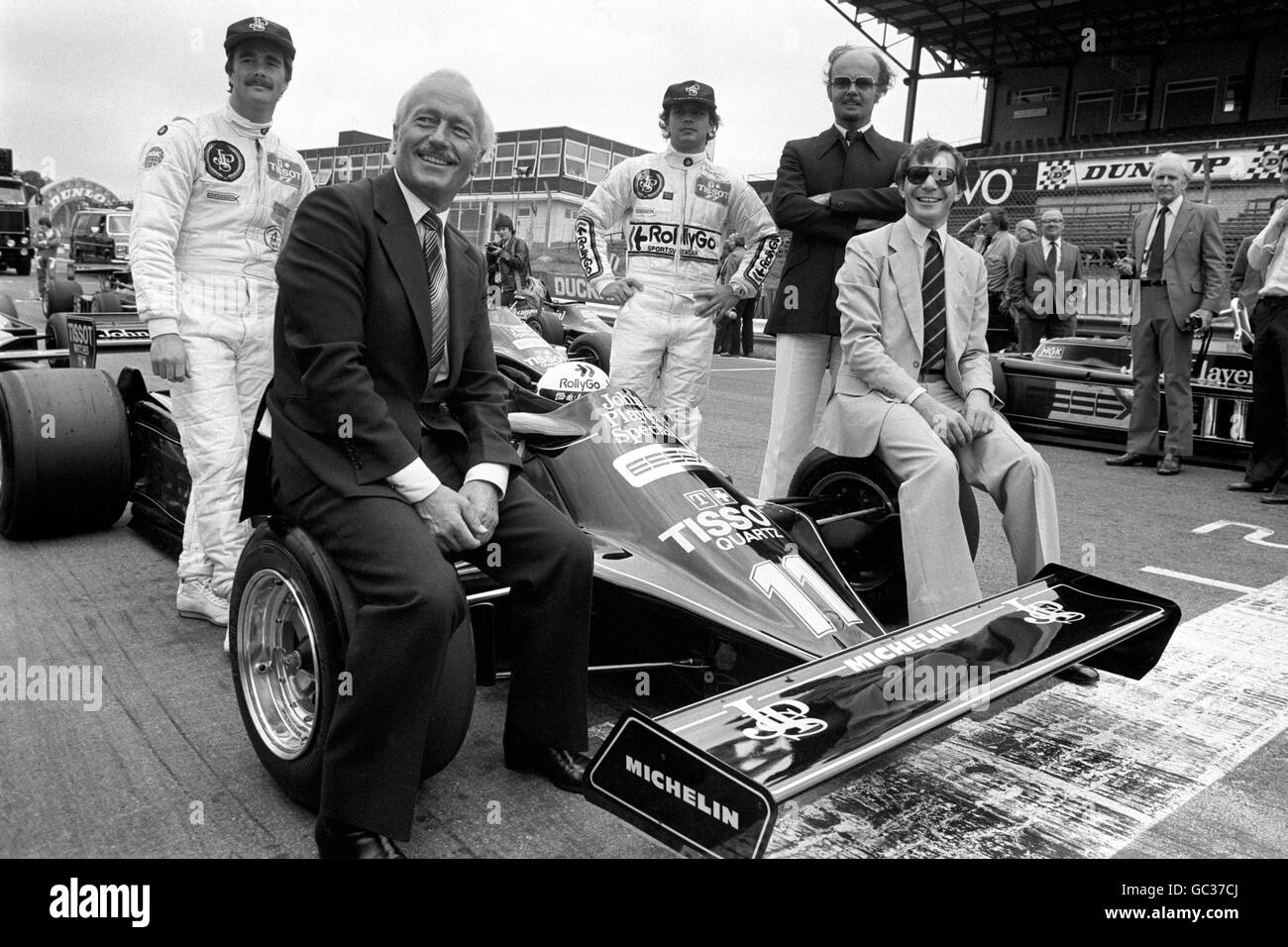 Il boss di Lotus Colin Chapman lancia il nuovo Lotus 87 a Brands Hatch con i piloti Elio de Angelis (al centro) e Nigel Mansell (l). La '87' sostituisce la '81B' 1980 con cui il team ha iniziato questa stagione dopo che la sua innovativa '88' è stata bandita a causa della legalità del suo telaio doppio. Foto Stock