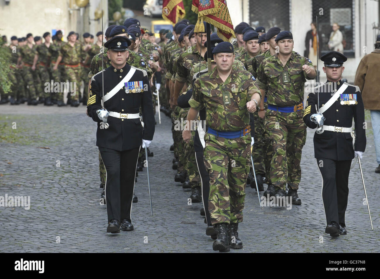 Le truppe britanniche di marzo attraverso il presidio tedesco città Foto Stock