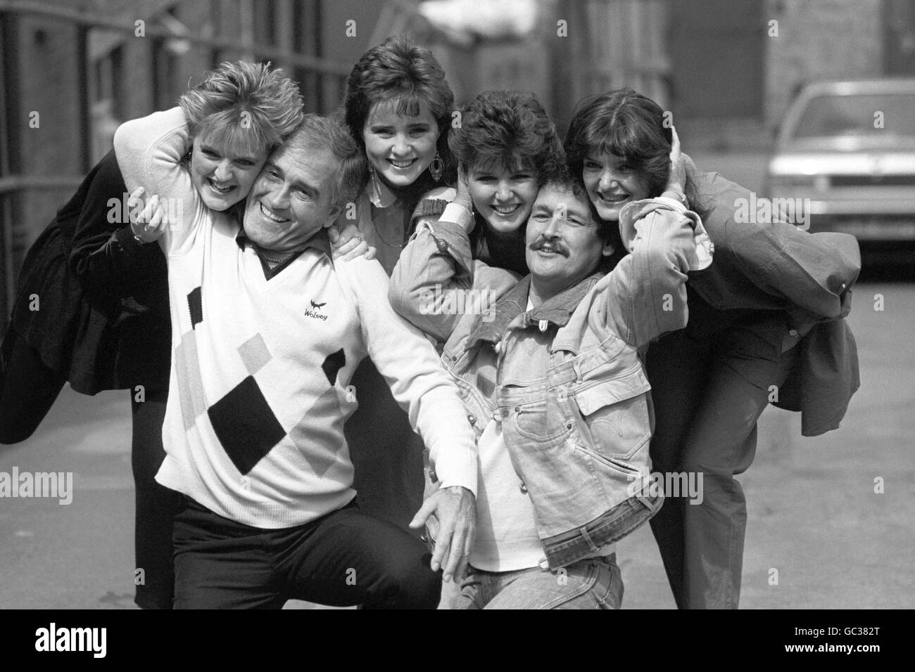 Il duo comico Tommy Cannon, a sinistra, e Bobby Ball si avvicinano ai loro ospiti speciali, i Nolans, per la loro stagione estiva a Bournemouth. Da sinistra a destra; Bernie Nolan, Tommy Cannon, Coleen Nolan, Maureen Nolan, Bobby Ball e Anne Nolan. Foto Stock