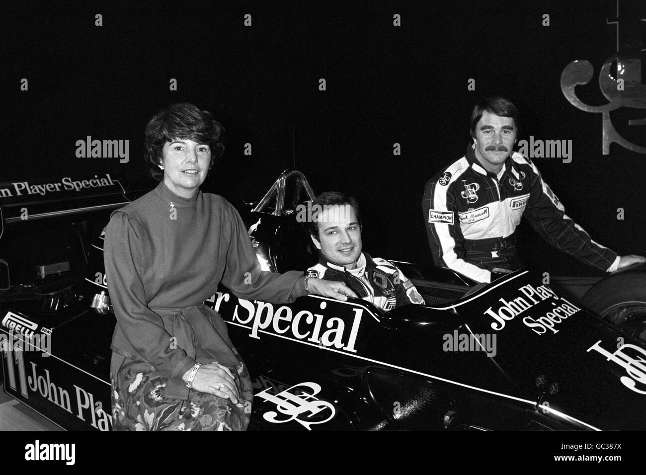 La nuova Lotus 93T è lanciata all'aeroporto di Heathrow di Londra dai piloti Elio de Angelis (seduti in auto), Nigel Mansell e la vedova di Colin Chapman Hazel. Chapman, il fondatore del loto, morì nel dicembre 1982 Foto Stock