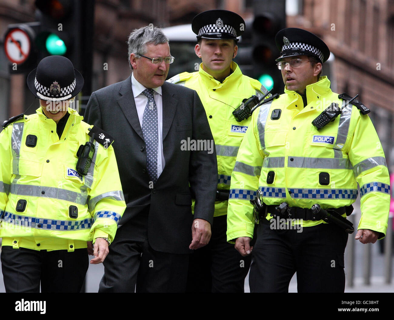 Il Ministro della sicurezza della Comunità, Fergus Ewing, è stato illustrato come incontrare la polizia e gli operai della sicurezza della comunità a Glasgow, mentre rivela finanziamenti per le autorità locali per contribuire a ridurre i disordini nei centri urbani e urbani. Foto Stock