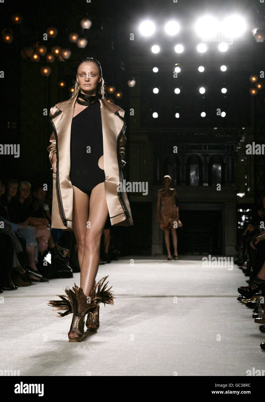 Modelli sulla passerella durante lo spettacolo Roksanda Ilincic Primavera/Estate 2010 London Fashion Week al Whitehall Place, nel centro di Londra. Foto Stock