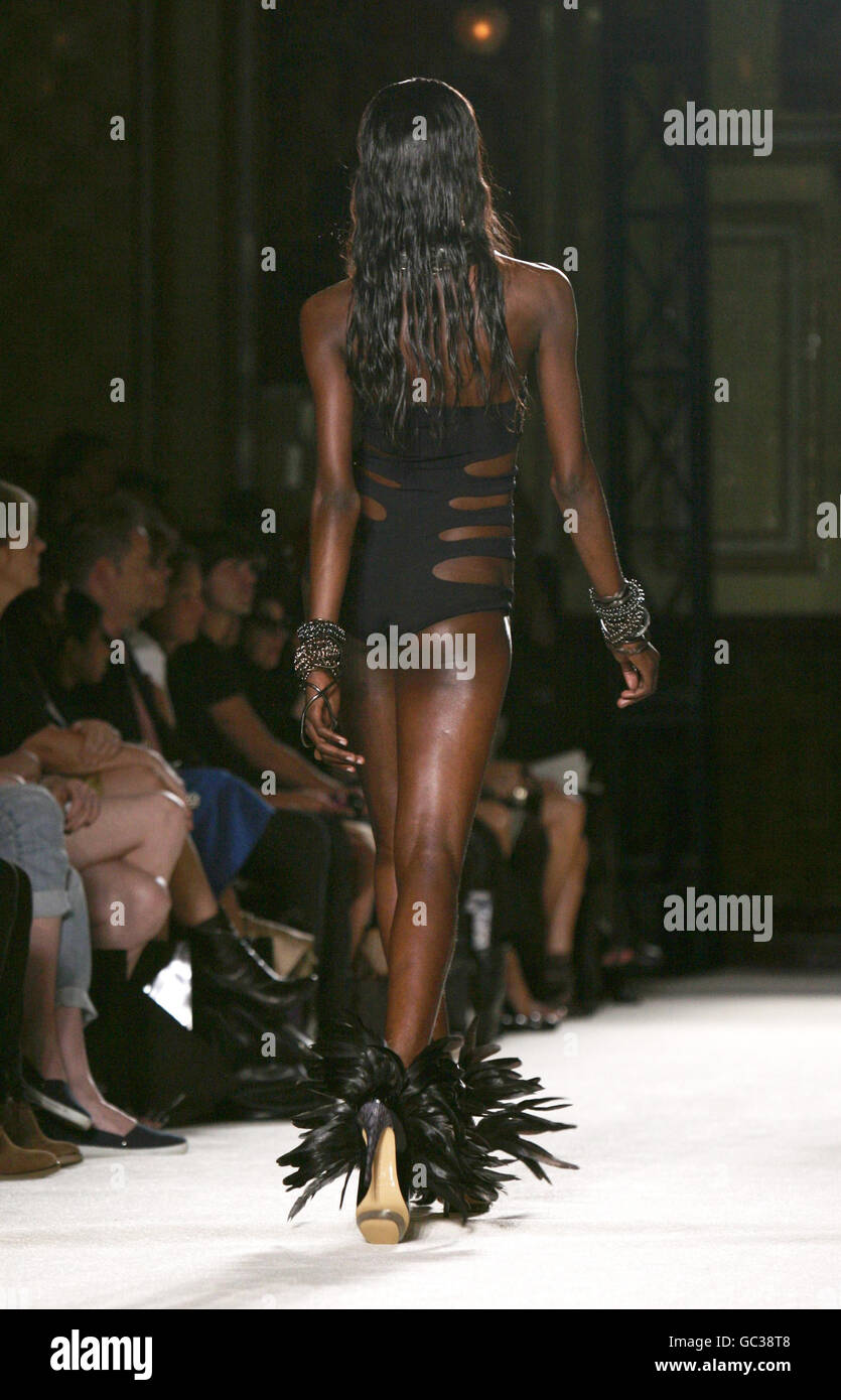 Un modello sulla passerella durante lo spettacolo Roksanda Ilincic Primavera/Estate 2010 London Fashion Week al Whitehall Place, nel centro di Londra. Foto Stock