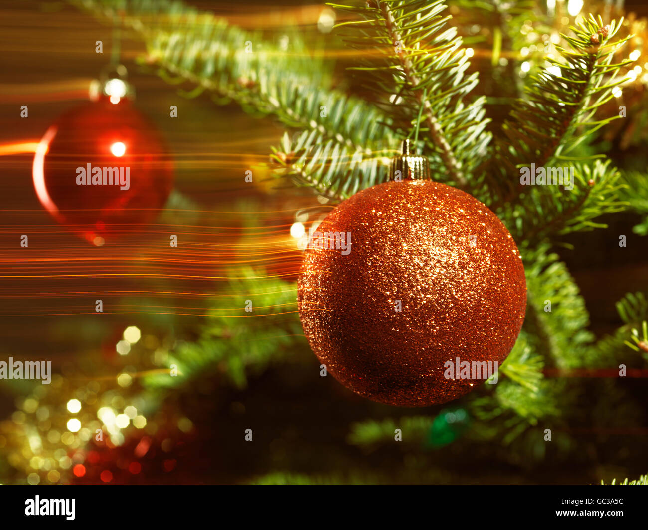 Foto Effetti Di Natale.Christmas Baubles Su Albero Di Natale Con Effetti Di Luce Foto Stock Alamy