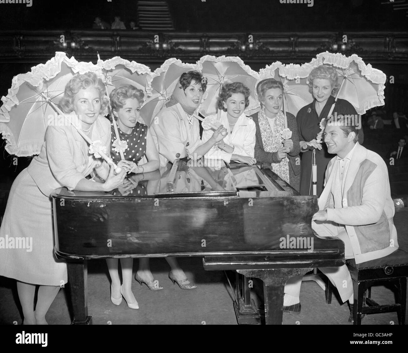 Pianista americano Liberace, circondato da (l-r) vera Lynn, Marion Ryan, Alma Cogan, Janette Scott, Yana e Anne Shelton. Erano tutti presenti ad una prova del Royal Variety Show al Victoria Palace, Londra. Foto Stock