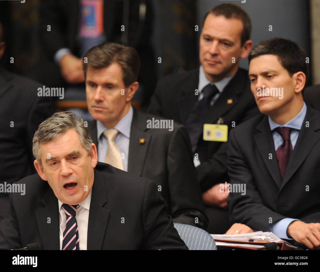 Il primo ministro britannico Gordon Brown parla al Consiglio di sicurezza delle Nazioni Unite a New York, mentre il ministro degli Esteri britannico David Miliband ascolta in background. Foto Stock