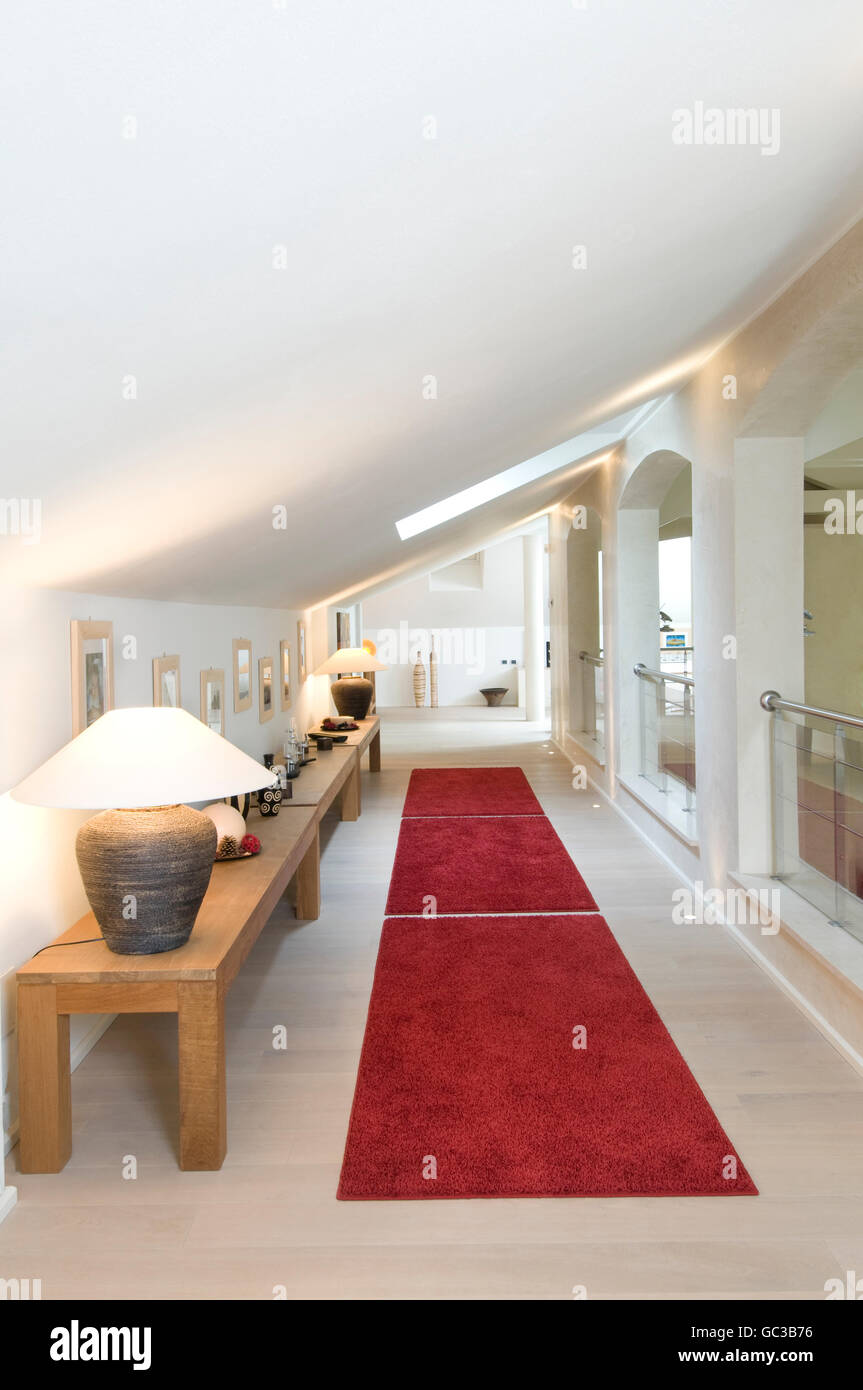 Casa moderna interno con tappeto rosso Foto Stock