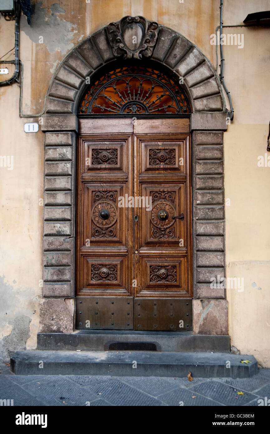 La porta anteriore di una vecchia casa, Italia, Europa Foto Stock