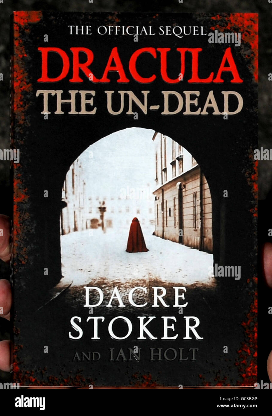 Una copia di 'Dracula: The un-Dead', un sequel di Dracula dell'autore Dacre Stoker. Foto Stock