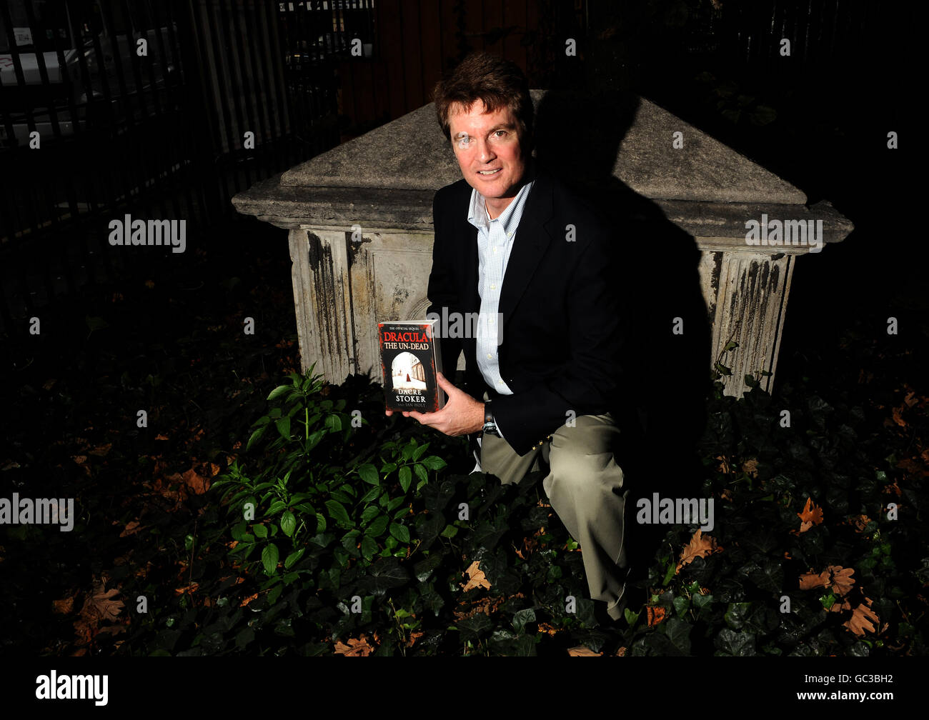 L'autore Dacre Stoker con una copia del suo ultimo libro 'Dracula: The un-Dead', un sequel di Dracula, in un cimitero di Londra. Foto Stock