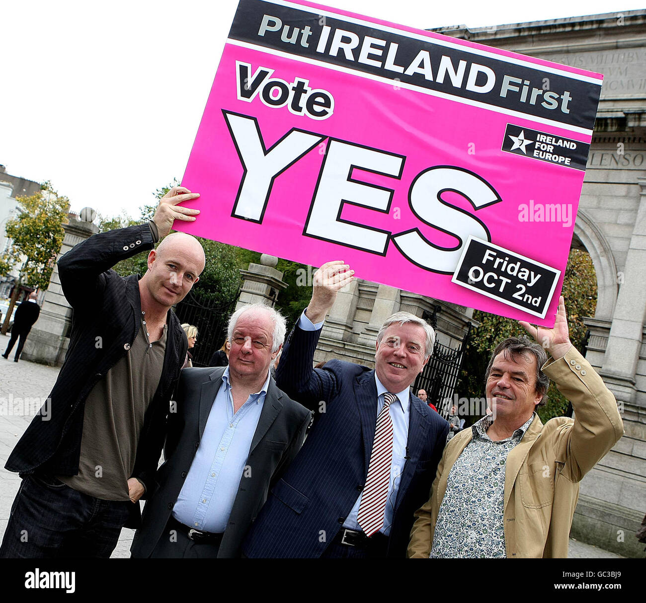 Irlanda per i sostenitori dell'Europa (da sinistra a destra) l'ex giocatore irlandese di rugby Denis Hickie, il regista Jim Sheridan, Pat Cox e il regista Neil Jordan ad una fotocellula su St Stephen's Green, Dublino. Foto Stock