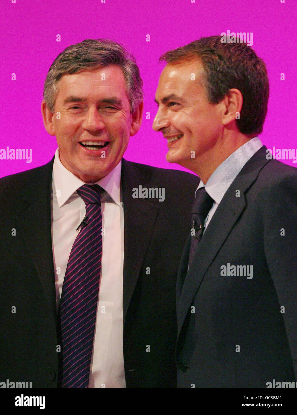 Il primo Ministro Gordon Brown con il primo Ministro spagnolo Jose Luis Rodriguez Zapatero (a destra) durante la Conferenza del Partito Laburista al Brighton Centre, Brighton, East Sussex. Foto Stock