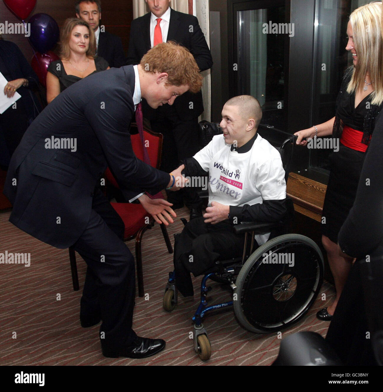 Il principe Harry incontra Lyndon Longhorne che ha avuto parte delle sue gambe e mani amputate, ai premi WellChild a Londra. Foto Stock