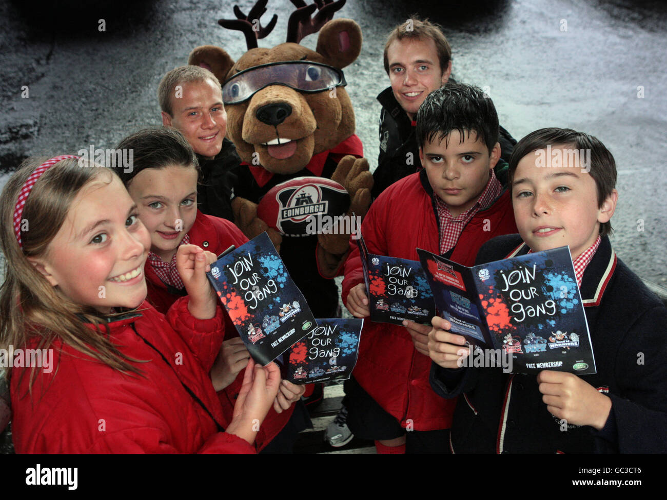 I giocatori della squadra di rugby di Edimburgo Andrew Turnbull e Dave Blair con Bambini della Bussola School Haddington (a sinistra) Eve Walker (Parte posteriore sinistra) Clara Jones (parte posteriore destra) Lucas Mackenzie (fronte) Rory Honnigan al castello di Edimburgo davanti Il loro gioco contro Ulster 17 ottobre Foto Stock