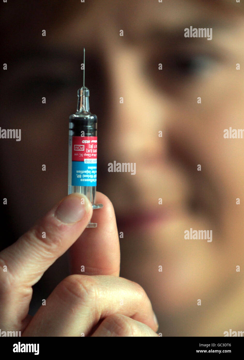 Nicola Sturgeon, segretario scozzese per la salute, con il vaccino influenzale stagionale, durante il lancio di una campagna di vaccinazione antinfluenzale presso il Davidson's Mains Medical Center di Edimburgo. Foto Stock