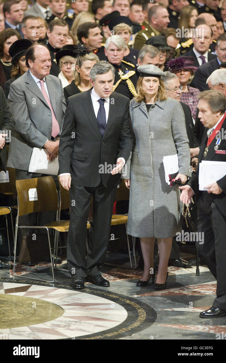 Il primo Ministro Gordon Brown (al centro a sinistra) e sua moglie Sarah (al centro a destra) partecipano ad un servizio presso la Cattedrale di St Paul nel centro di Londra, per commemorare la fine delle operazioni di combattimento in Iraq. Foto Stock