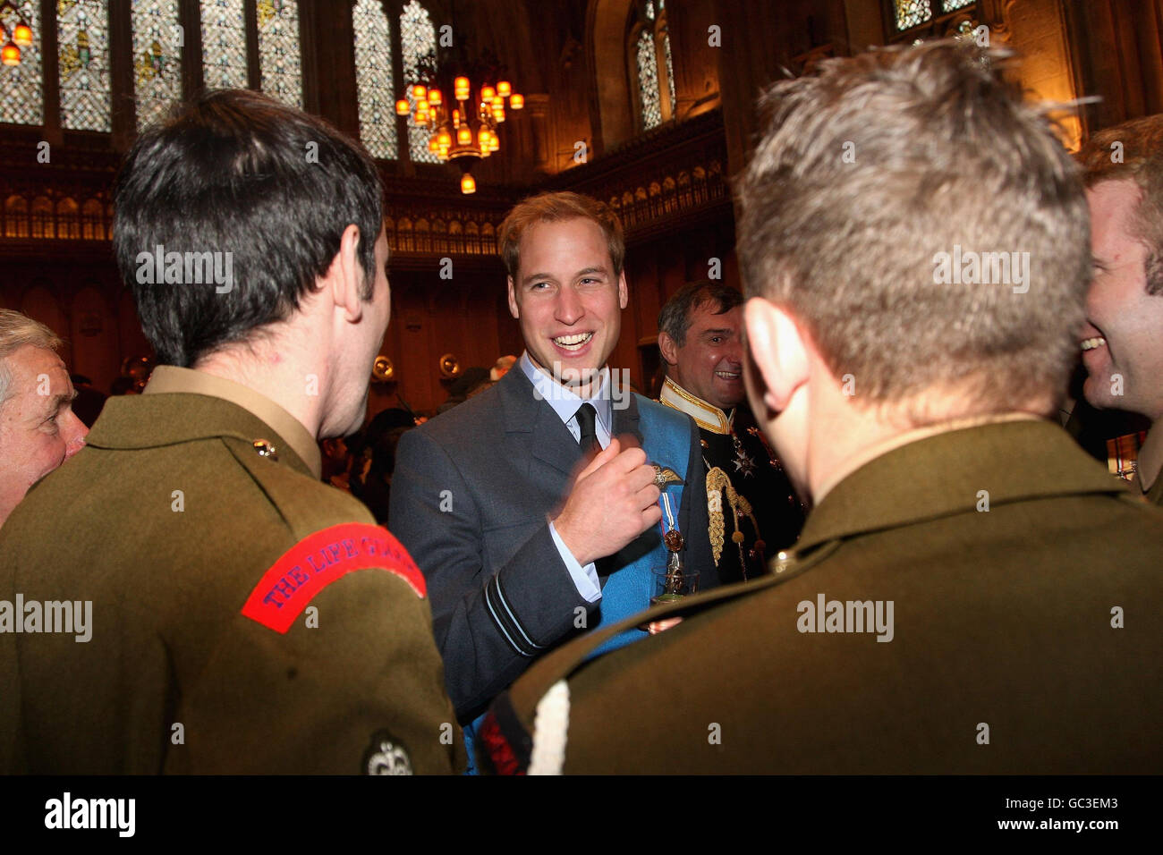 Il principe William parla con i soldati durante un ricevimento presso la Guildhall di Londra, dopo il servizio di commemorazione presso la Cattedrale di St Paul, in onore del personale militare e civile britannico che ha prestato servizio in Iraq. Foto Stock