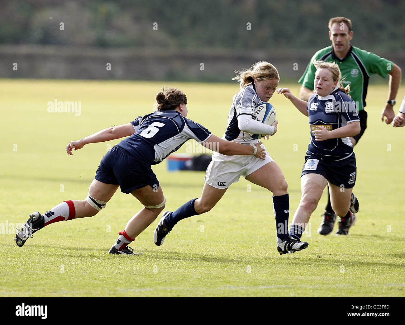 L'Emma Evans della Scozia Cougars si allontana dal Jemma Forsyth dei Lions della Scozia durante la Scotland Women's Regional Series Game a Murrayfield, Edimburgo. Data immagine: Sabato 10 ottobre 2009. Il credito fotografico dovrebbe essere: Cavo PA Foto Stock