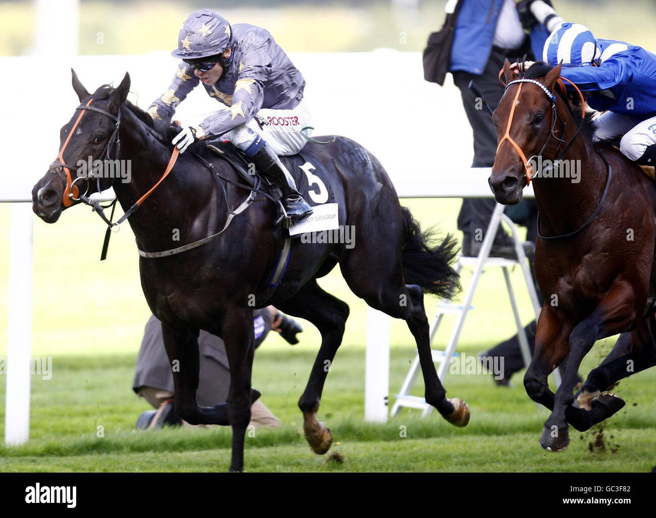 Il nostro Jonathan, guidato da Jamie Spencer (a sinistra) sulla strada per vincere la puntata Willmott Dixon Cornwallis durante il Willmott Dixon Group Day all'ippodromo Ascot di Ascot, Ascot. Foto Stock