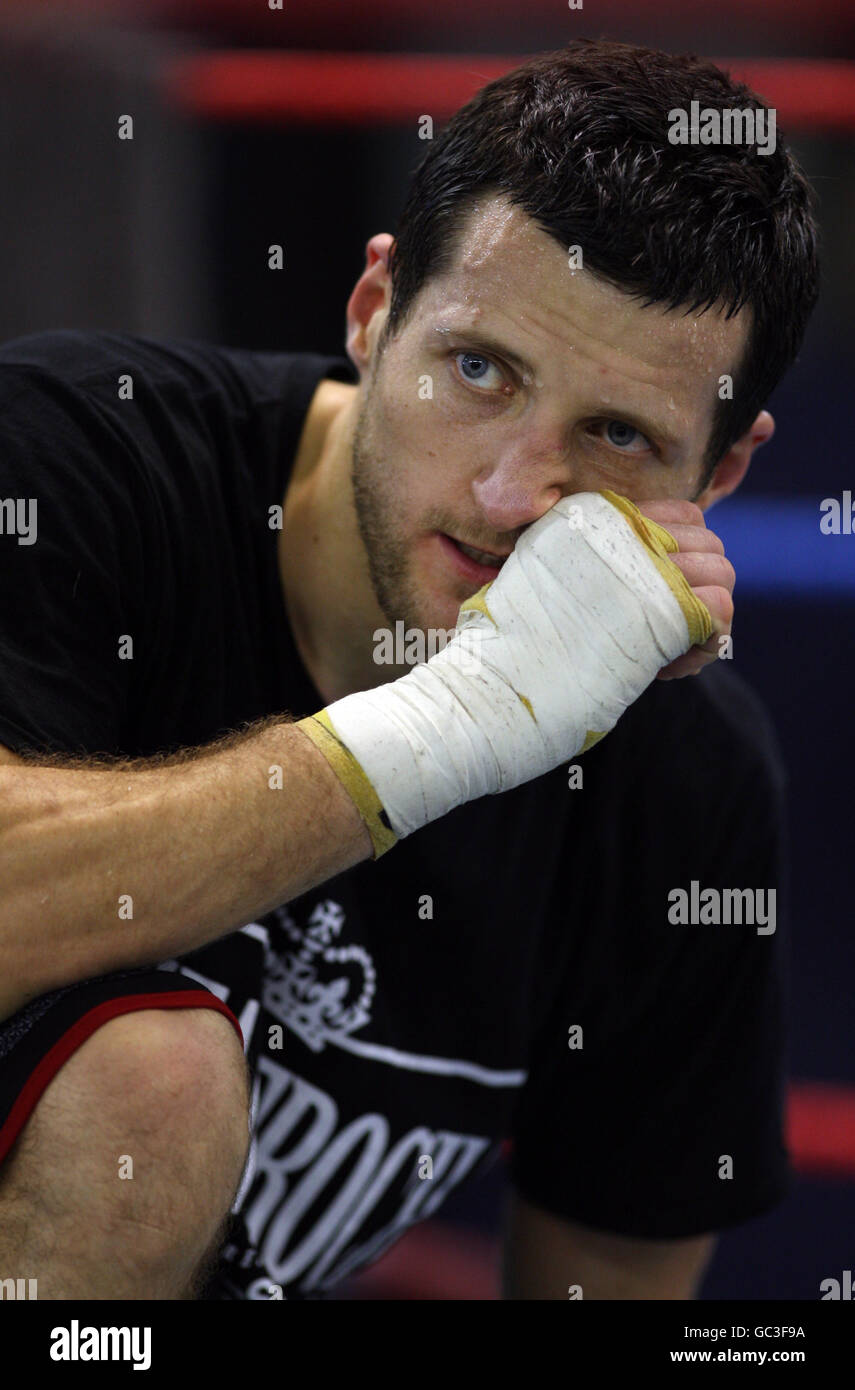 Carl Froch ascolta Robert McCracken durante una fotocellula alla Liberty Gym di Nottingham. Data immagine: Giovedì 8 ottobre 2009. Froch combatte Andre Dirrell in uno scontro per il titolo mondiale WBC Super-Middleweight alla Nottingham Arena sabato 17 ottobre. Il credito fotografico dovrebbe essere: Nick Potts/PA Wire. Foto Stock