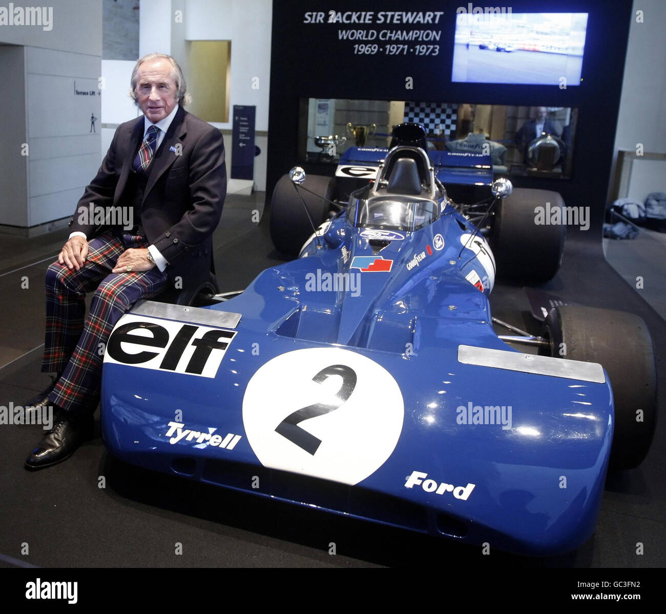 La leggenda della Formula 1 Sir Jackie Stewart rivela la sua auto Tyrrell 003 del 1971, parte di una nuova mostra al National Museum of Scotland di Edimburgo per celebrare il 40° anniversario della sua prima vittoria mondiale dei piloti. Foto Stock