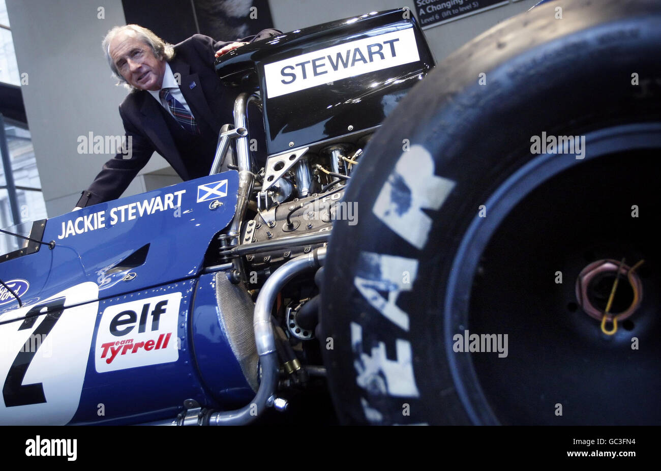 La leggenda della Formula 1 Sir Jackie Stewart rivela la sua auto Tyrrell 003 del 1971, parte di una nuova mostra al National Museum of Scotland di Edimburgo per celebrare il 40° anniversario della sua prima vittoria mondiale dei piloti. Foto Stock
