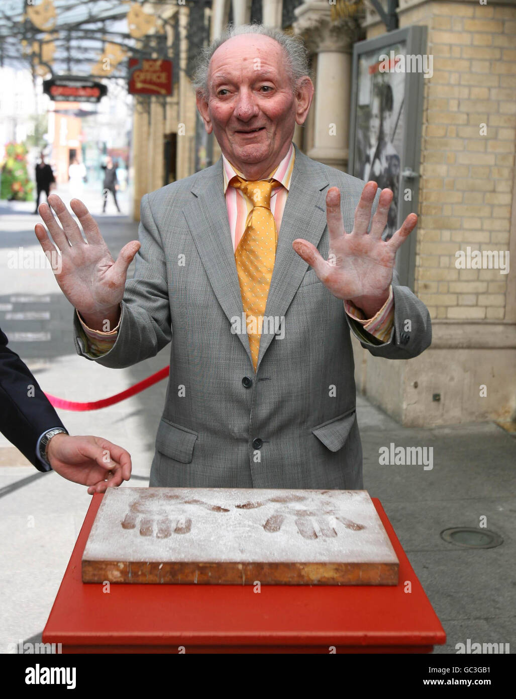 Il drammaturgo Brian Friel, famoso in tutto il mondo, ha le mani gettate in bronzo mentre è inserito nella Gaety Theatre Hall of Fame di Dublino. Foto Stock