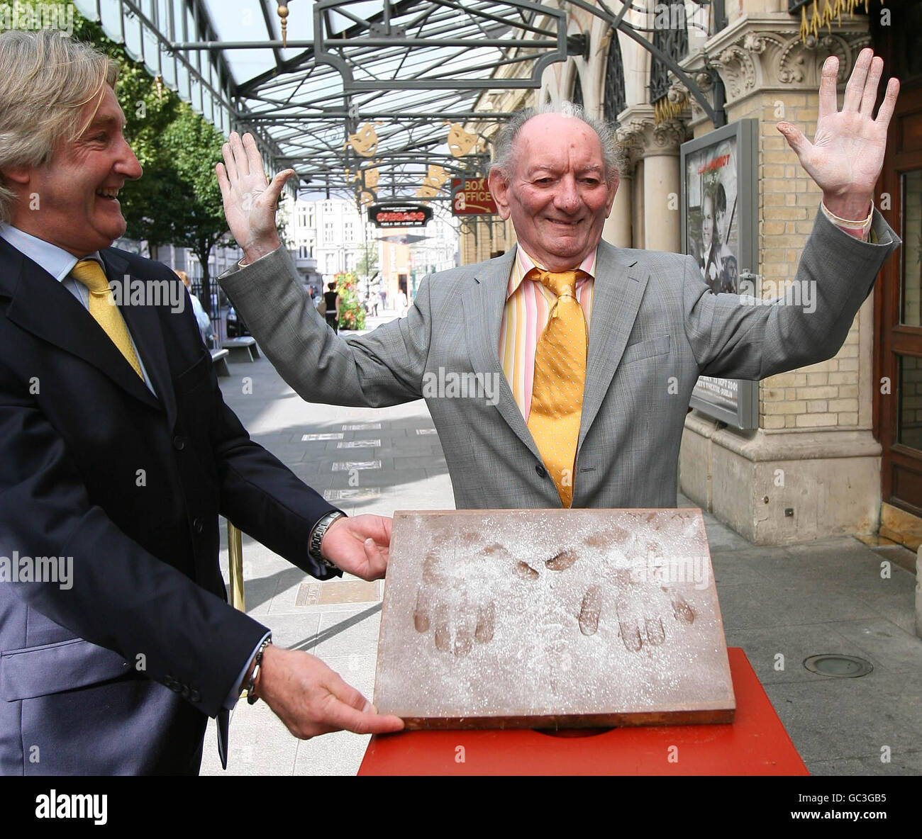 Brian Friel, il famoso drammaturgo Brian Friel, ha le sue mani in bronzo dal direttore di gestione John Costigan, mentre è stato inserito nella Gaiety Theatre Hall of Fame di Dublino. Foto Stock