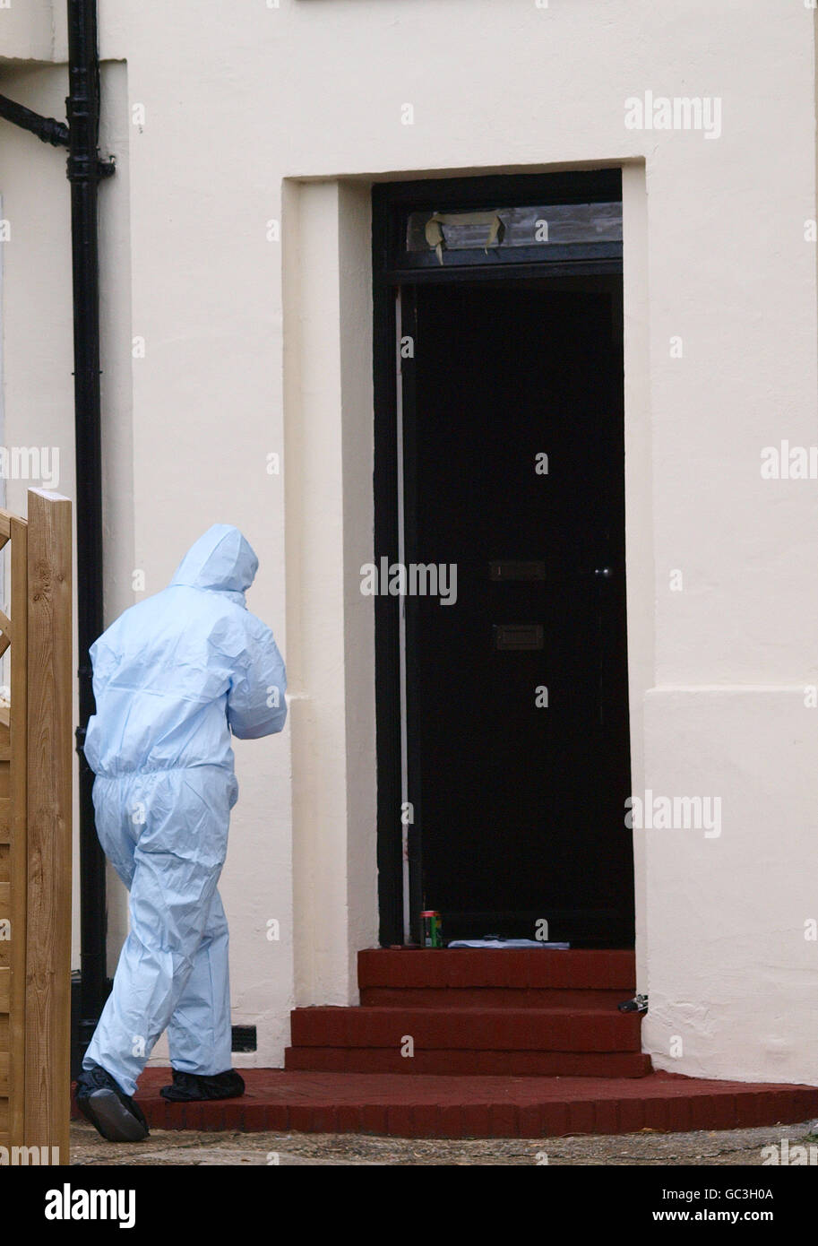 Un esperto forense della polizia cammina verso l'ingresso di una casa a Edgware, a nord di Londra, durante un raid della polizia su un piccolo blocco di appartamenti. Report non comprovati hanno affermato che il raid era su una fabbrica di meths cristallo. Foto Stock