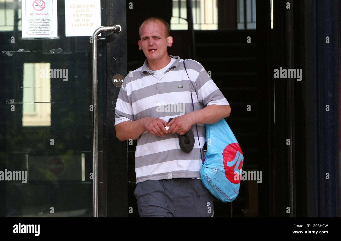 Il brigante Mark Powell lascia Teesside Crown Court dopo che gli è stata consegnata una pena di prigione sospesa di 16 settimane per la rottura in un negozio di pizza. Foto Stock
