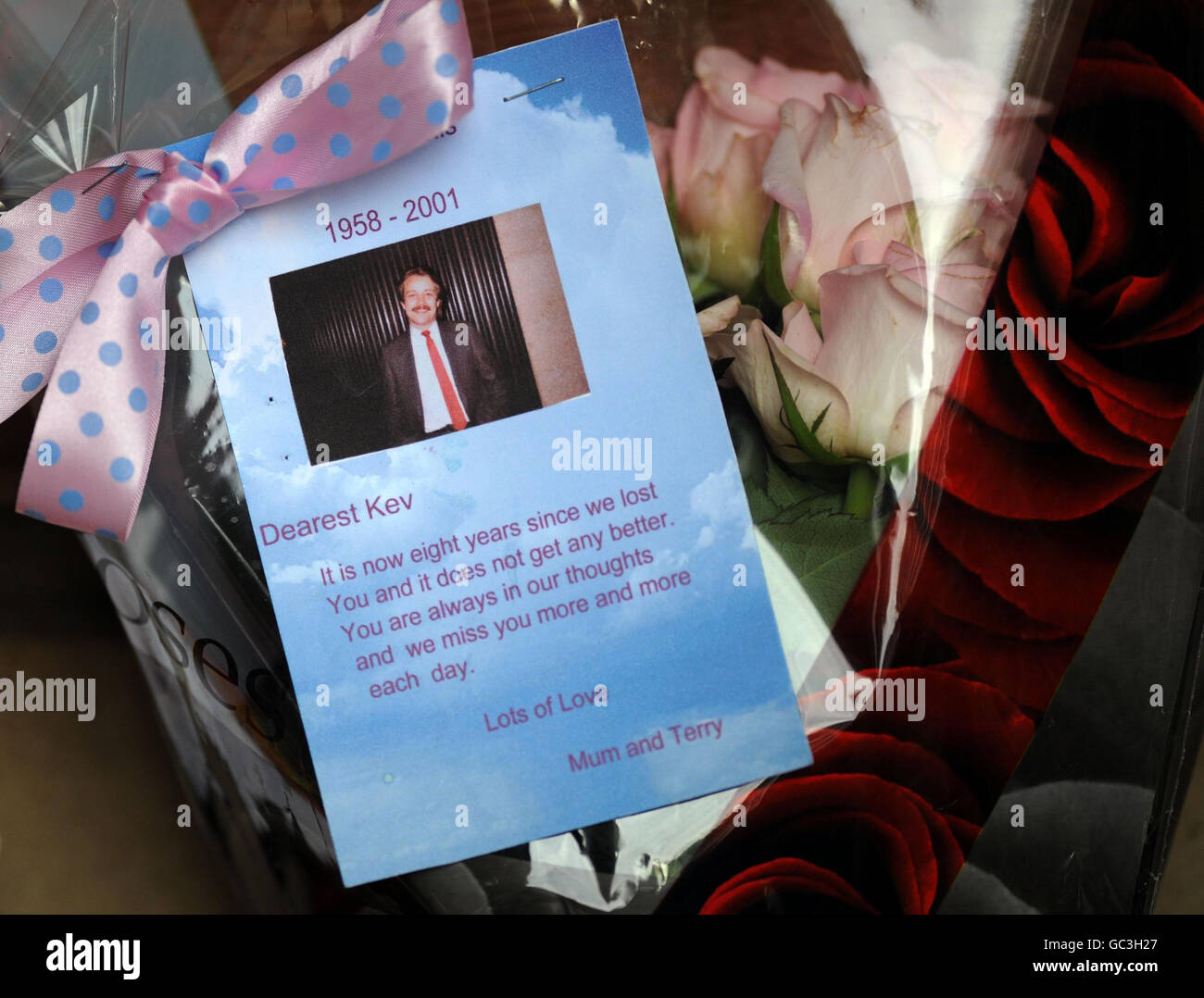 I fiori sono lasciati al Memorial Garden del settembre 11, a Grosvenor Square, Londra, dove doveva aver luogo un concerto commemorativo che segnò gli attacchi terroristici negli Stati Uniti nel 2001. Foto Stock