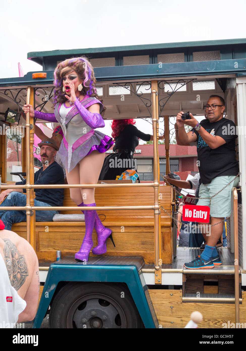 Drag queen in un auto a La Pride Parade 2016 Foto Stock