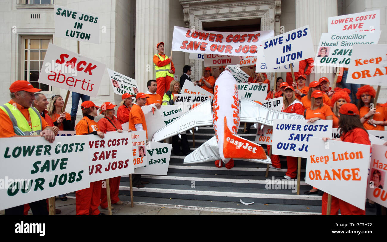 EasyJet protesta. I membri dello staff di easyJet detengono un banner fuori dal comune di Luton. Luton, Bedfordshire. Foto Stock