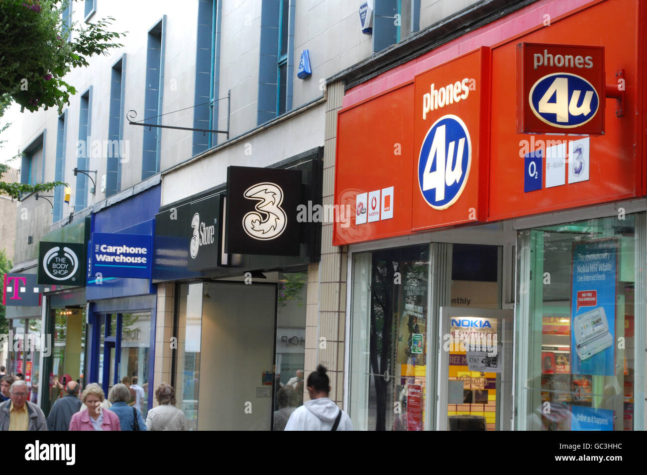 Una visione generale delle facciate dei negozi dominate dal telefono cellulare Fornitori di servizi nel centro di Nottingham Foto Stock