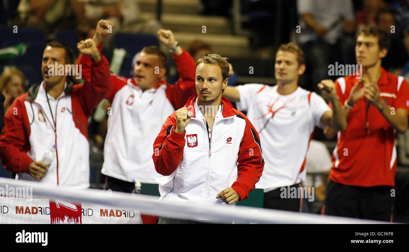 Tennis - Coppa Davis - Gran Bretagna / Polonia - terzo giorno - Echo Arena. La Polonia festeggia un punto durante la partita finale della Dis Cup Euro/Africa Group i Relegation Tie all'Echo Arena di Liverpool. Foto Stock