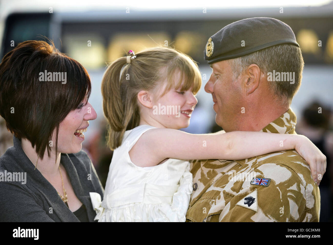 Condividendo una coccola ci sono Mum Ellie Sharpe, Shelby di sei anni e il CPL Richard Sharpe come 33 Armowed Engineer Squadron, 26 Regiment ingegnere arrivano a casa a Swindon Barracks a Tidworth dal loro tour in Afghanistan. Foto Stock