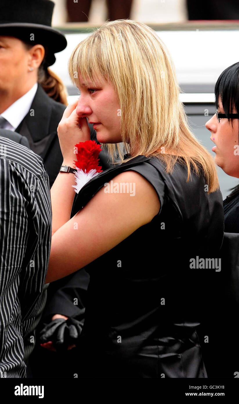 Amy Taggart arriva per i funerali del suo ragazzo, Fusilier Shaun Bush, del 2° Battaglione, il reggimento reale dei Fusiliers alla Cattedrale di Coventry. Shaun fu ferito mentre tentava di salvare un compagno durante una pattuglia a piedi nella provincia di Helmand, in Afghanistan, e morì in ospedale 10 giorni dopo. Foto Stock