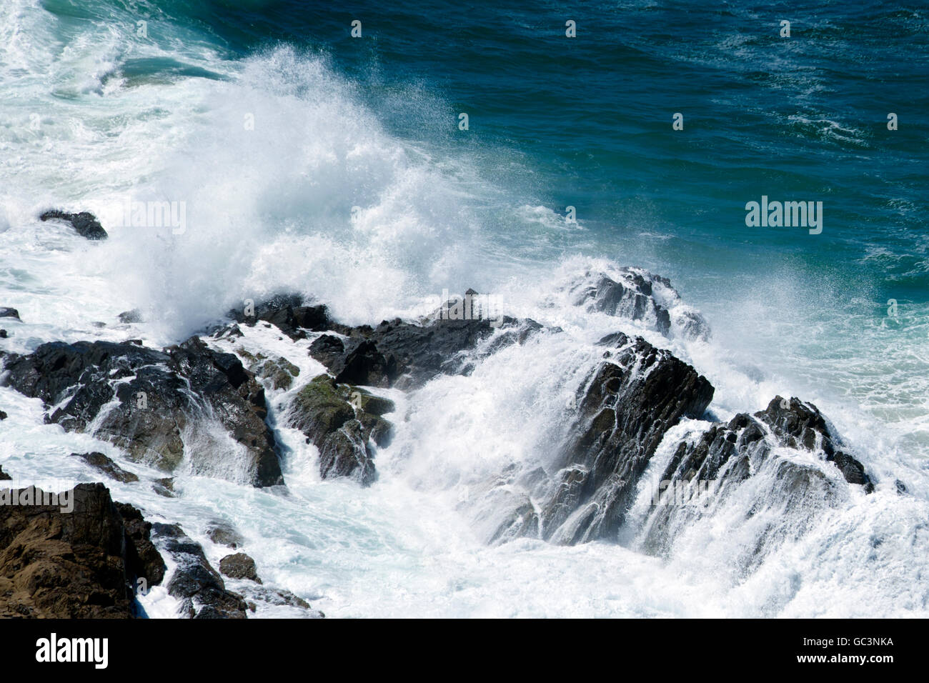 Grande surf rompe sulle rocce di Cape Byron NSW Australia Foto Stock