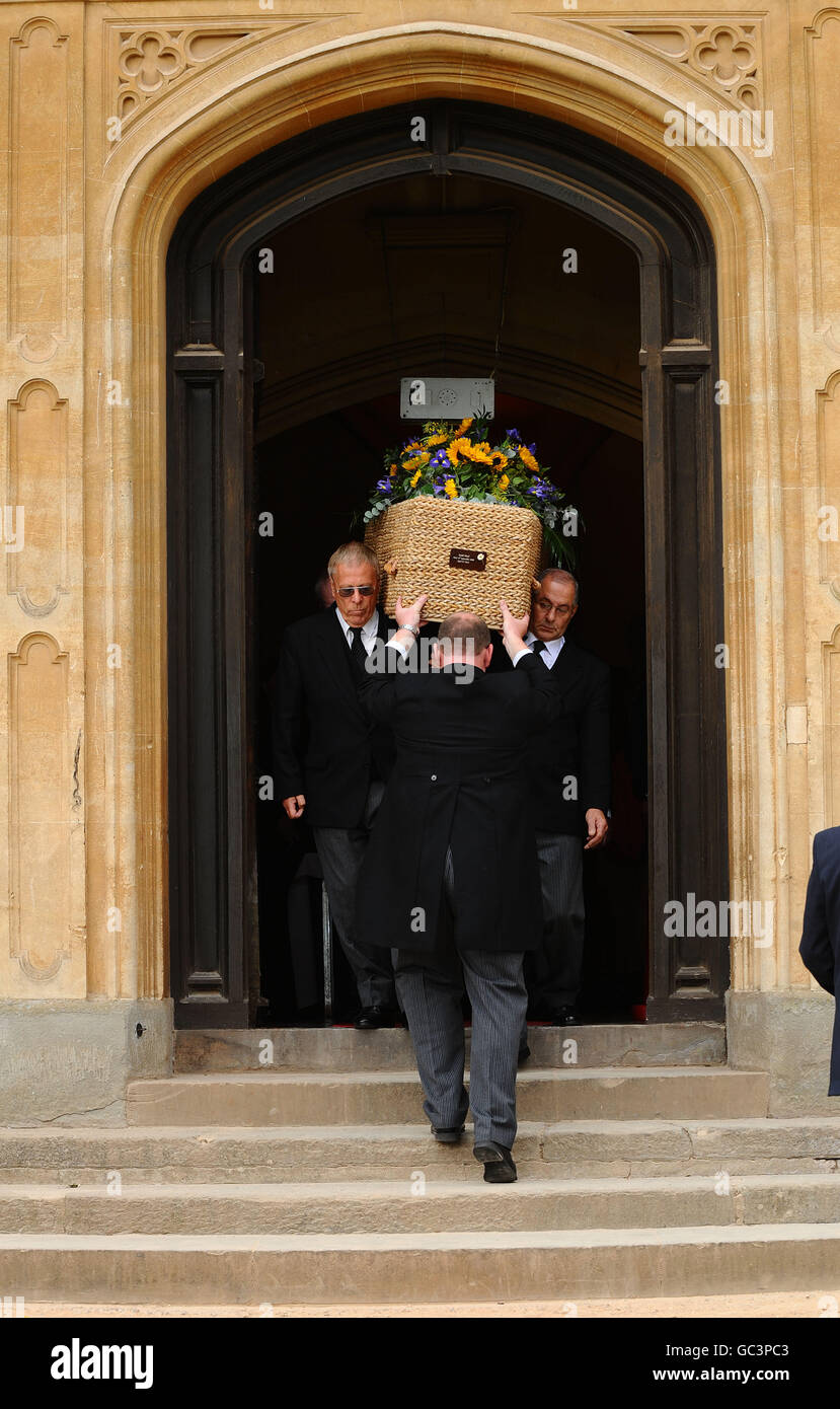 La bara dello chef televisivo Keith Floyd viene eseguita dopo i suoi funerali all'Ashton Court Mansion di Bristol. Foto Stock