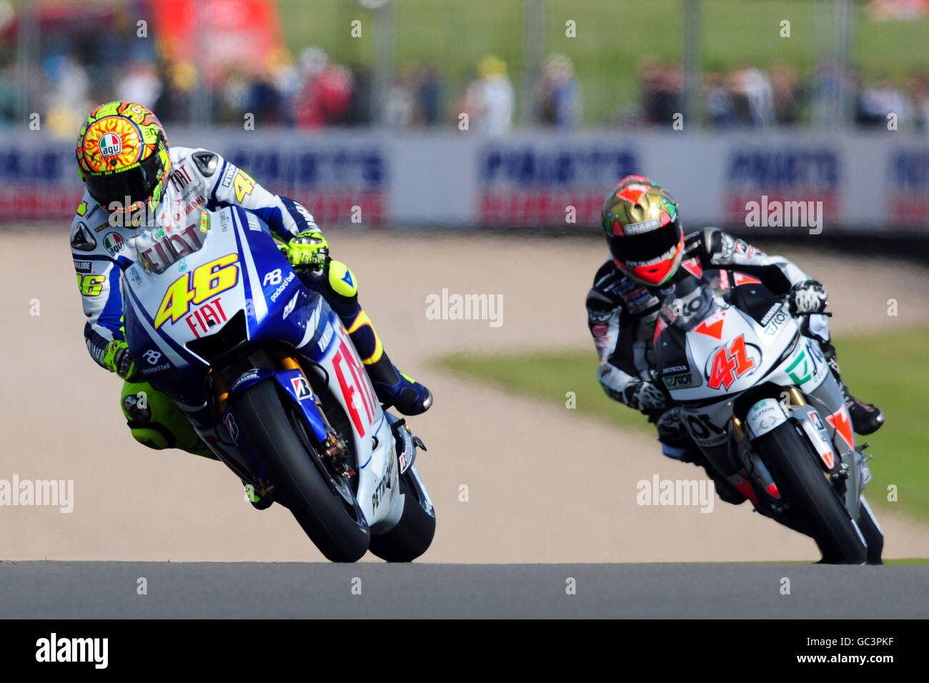 Valentino Rossi di Yamaha (a sinistra) e Gabor Talmacsi di Scot Racing durante le qualifiche del Gran Premio del Regno Unito nel corso della giornata di qualificazione al Donington Park di Castle Donington. Foto Stock