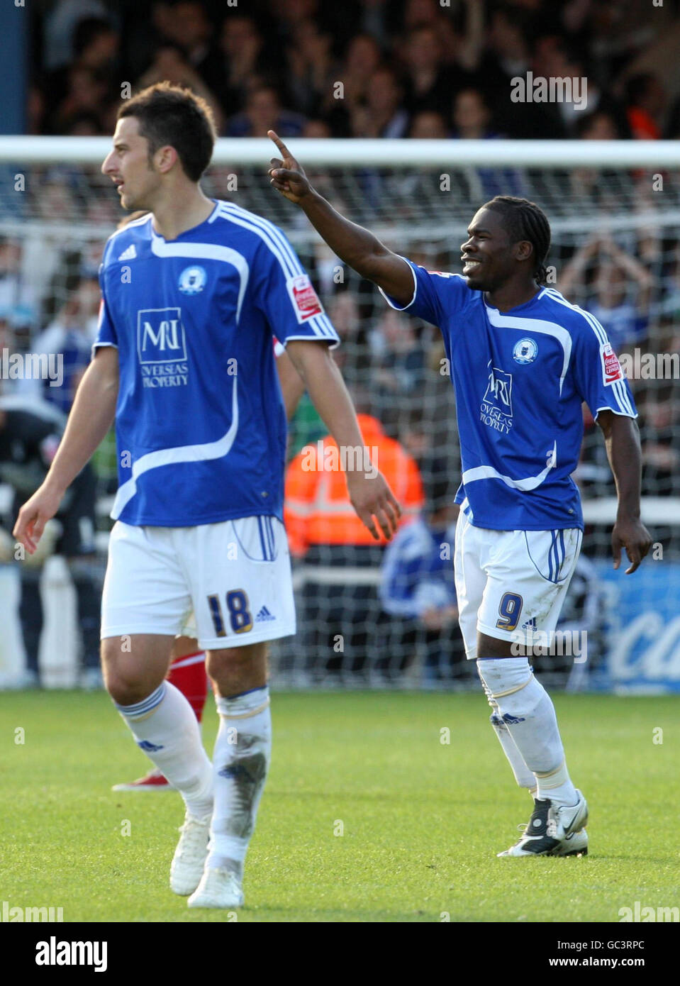 Aaron Mclean (a destra) di Peterborough United celebra il suo obiettivo durante la partita del Coca-Cola Championship a London Road, Peterborough. Foto Stock